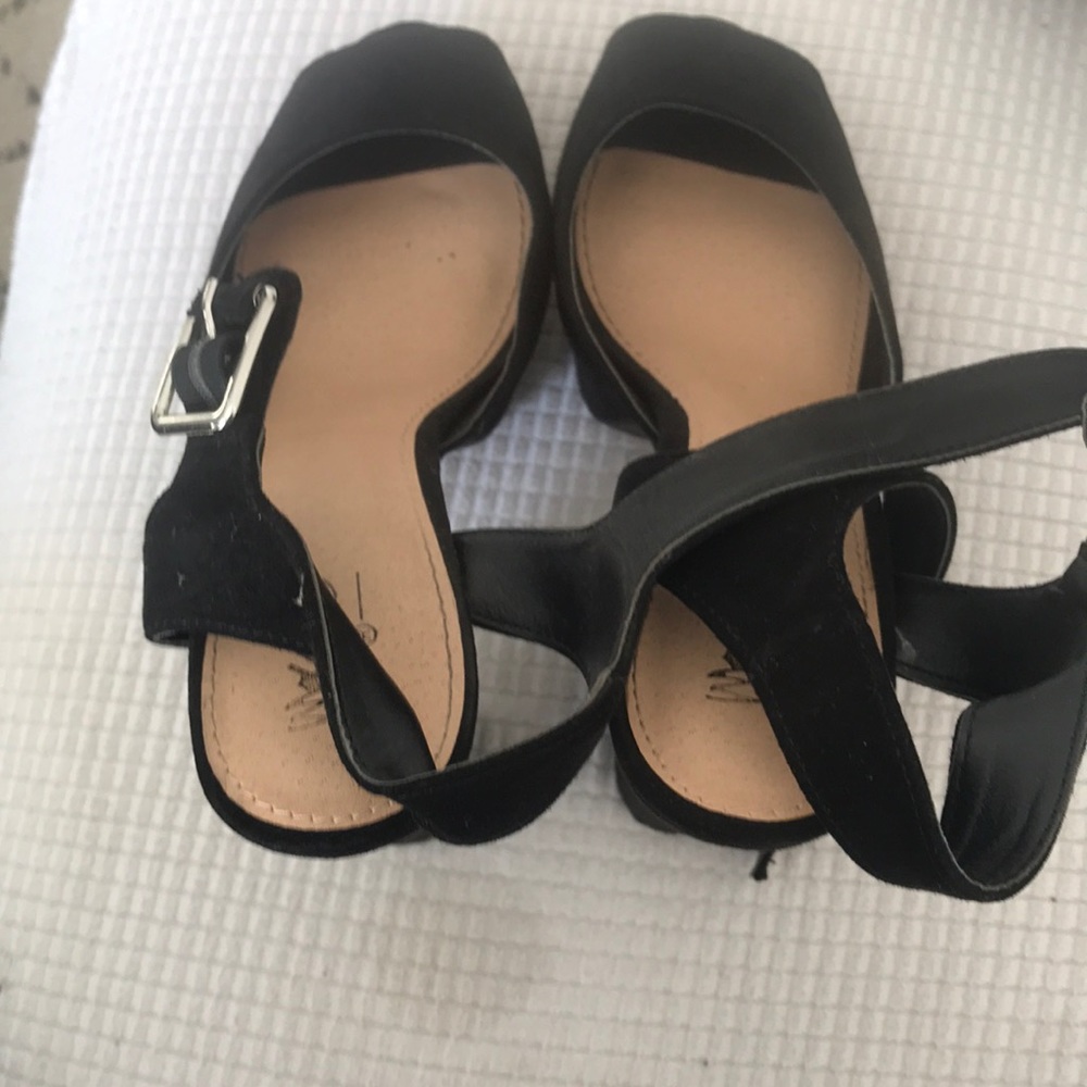 Black Pumps